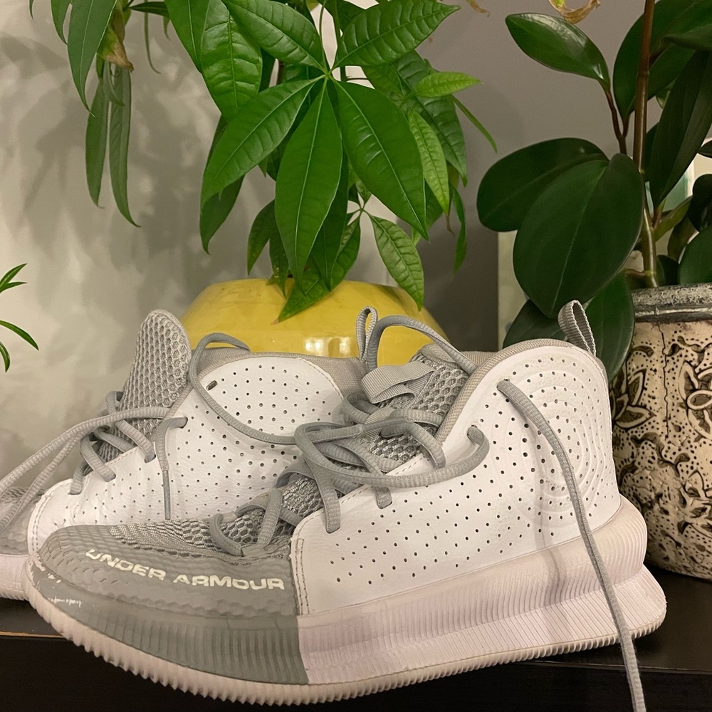 Basketball shoes: Under Armour EUC!